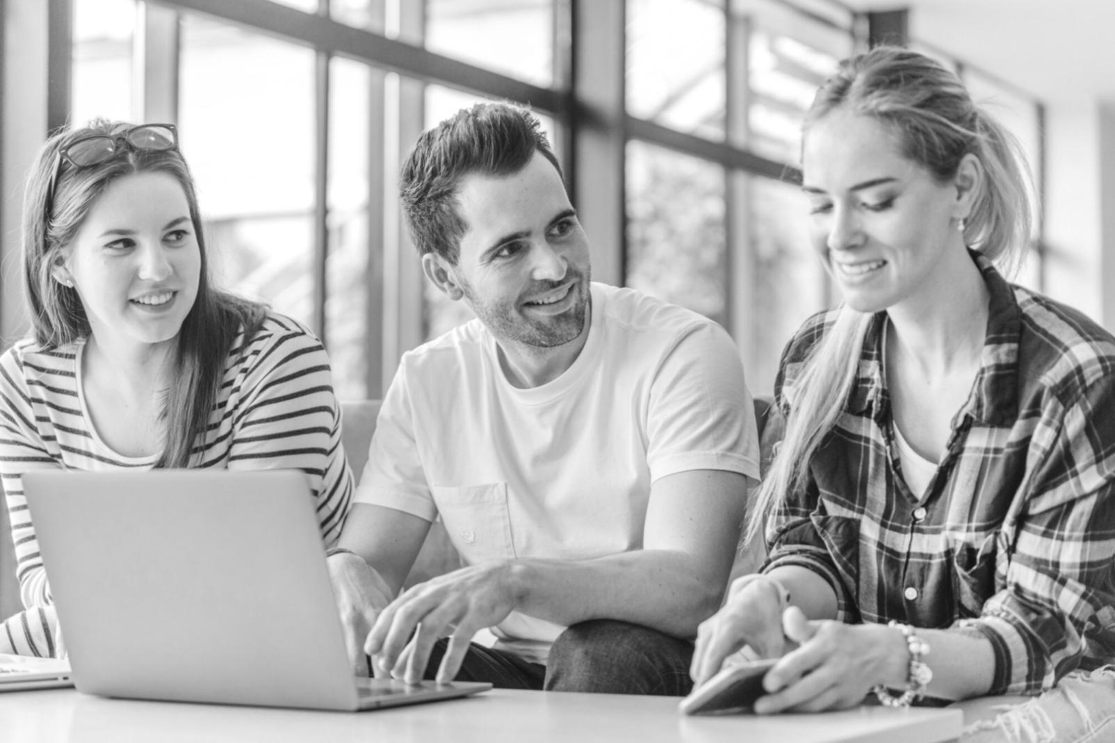 Team di lavoro che collabora su progetti di gestione sistemi